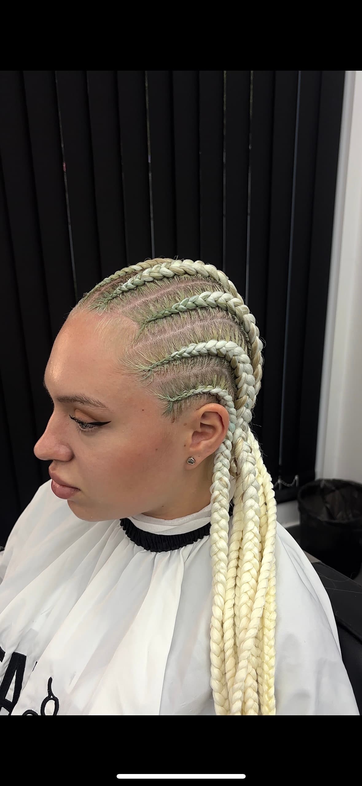 Осем плитки с изчистен графичен завършек